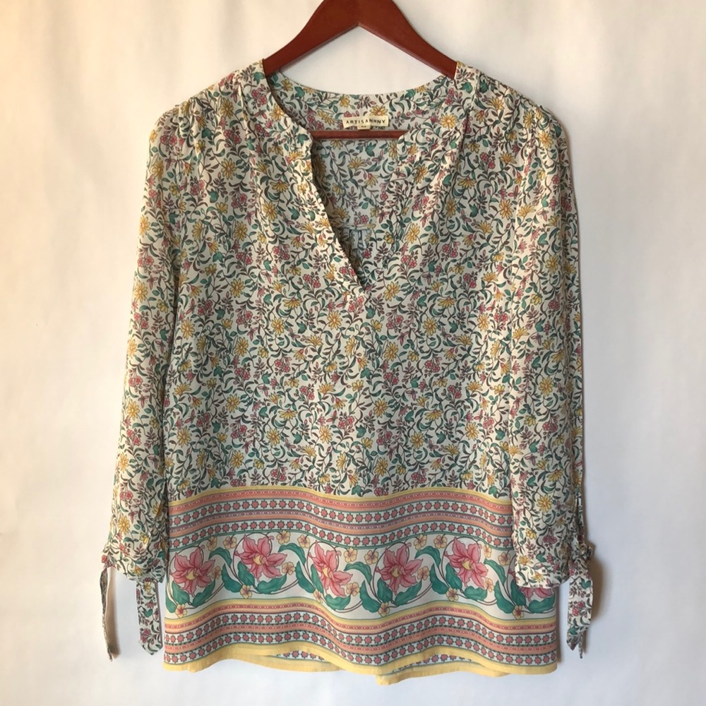 Artisan NY Floral V-neck pop over top szM